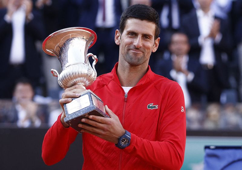 © Reuters. Novak Djokovic a remporté son 38ème Masters 1000 en domiant Stefanos Tsitsipas à Rome. /Photo prise le 15 mai 2022/REUTERS/Guglielmo Mangiapane