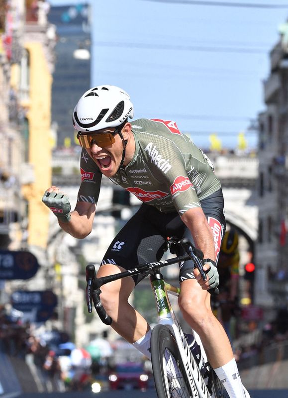 &copy; Reuters. Stefano Oldani  est le deuxième italien à triompher en deux jours sur ce Giro./Photo prise le 19 mai 2022/REUTERS/Jennifer Lorenzini