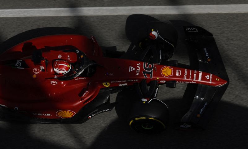 © Reuters. Charles Leclerc au volant de sa Ferrari pendant les essais libres à Barcelone. /Photo prise le 20 mai 2022/REUTERS/Albert Gea
