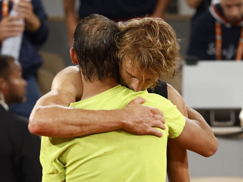 &copy; Reuters. La détresse d'Alexander Zverev dans les bras de Rafael Nadal à la fin du match./Photo prise le 3 juin 2022/REUTERS/YVES HERMAN