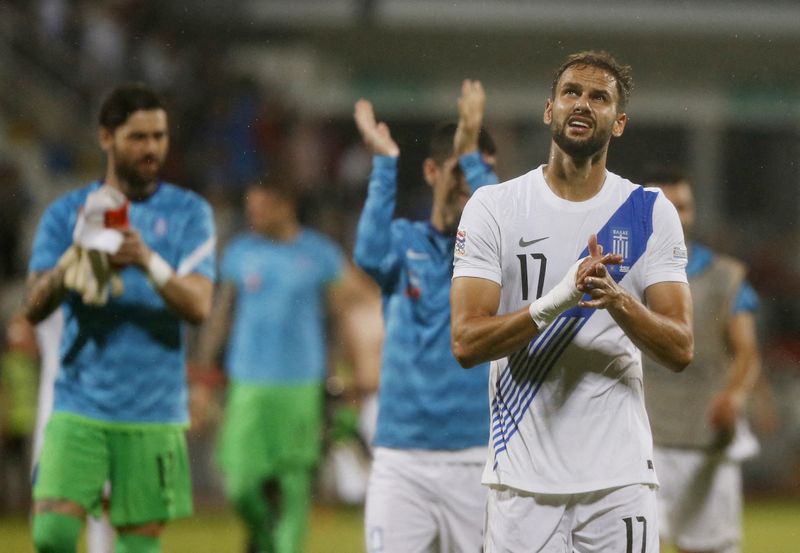 &copy; Reuters. Le Grec Pantelis Hatzidiakos applaudissant les fans après le match. /Photo prise le 5 juin 2022/REUTERS/Ognen Teofilovski