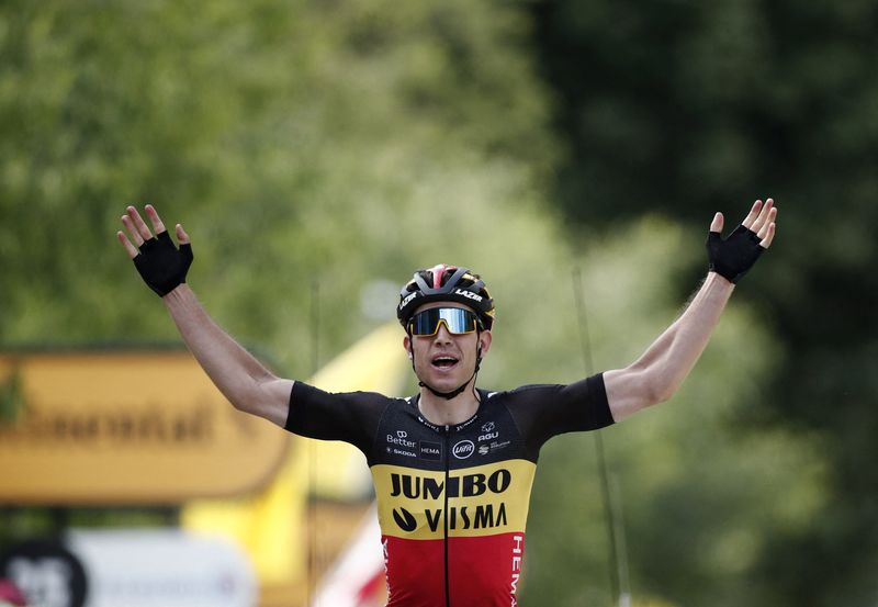 © Reuters. Après avoir terminé deuxième de la 3ème et 4ème étape, Wout Van Aert a retrouvé le chemin de la victoire en s'imposant à Chaintré. /Photo prise le 7 juillet 2021/REUTERS/Benoit Tessier
