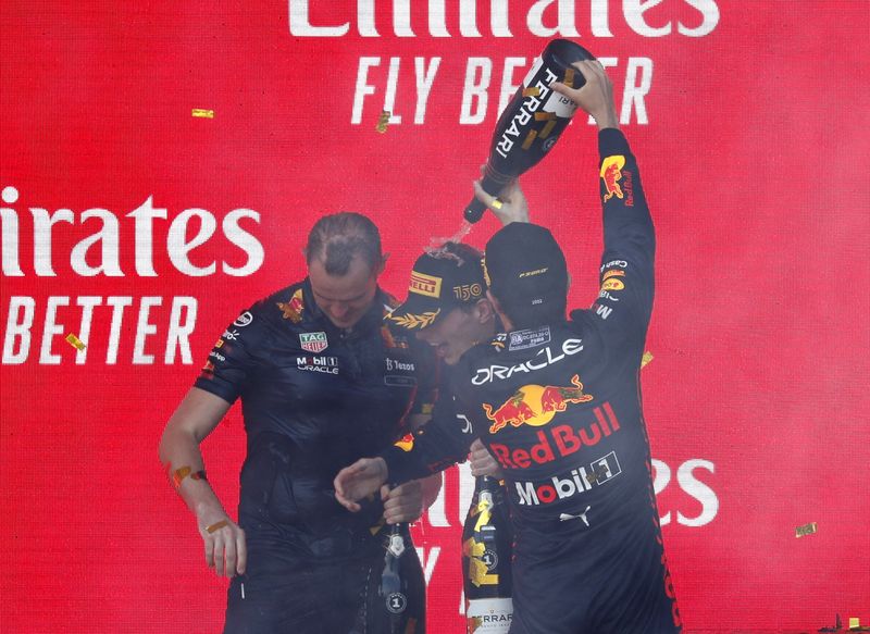 &copy; Reuters. Sergio Perez renversant du champagne sur la tête de son coéquipier, vainqueur du GP du jour. /Photo prise le 12 juin 2022/REUTERS/Murad Sezer