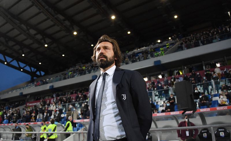 &copy; Reuters. Andrea Pirlo alors sur le banc de la Juve en 2021. /Photo prise le 19 mai 2021/REUTERS/Alberto Lingria