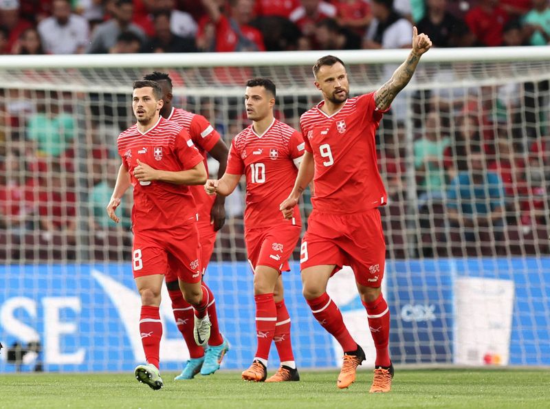 © Reuters. Haris Seferovic a inscrit son 25e but en sélection nationale pour donner la victoire à la Suisse face au Portugal. /Photo prise le 12 juin 2022/REUTERS/Denis Balibouse