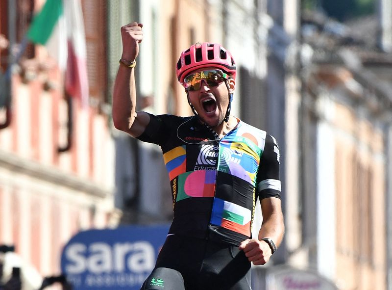 © Reuters. Contrairement à cette étape du Tour d'Italie 2021, Alberto Bettiol n'a terminé que 2ème sur le Tour de Suisse ce lundi./Photo prise le 27 mai 2021/REUTERS/Jennifer Lorenzini