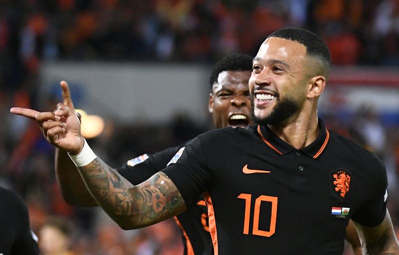 © Reuters. Grâce à son 42e but en sélection nationale, Memphis Depay a permis aux Pays-Bas de s'imposer. /Photo prise le 14 juin 2022/REUTERS/Piroschka Van De Wouw