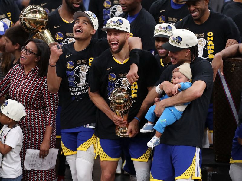 © Reuters. Payton, Curry et Lee tout sourire après leur victoire face à Boston. /Photo prise le 17 juin 2022/REUTERS/USA Today Sports