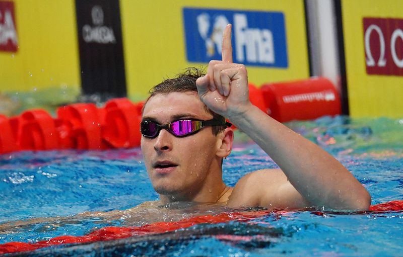 © Reuters. Maxime Grousset a remporté sa deuxième médaille lors de ces Mondiaux de Budapest en décrochant le bronze sur 50 mètres nage libre. /Photo prise le 21 juin 2022/REUTERS/Marton Monus