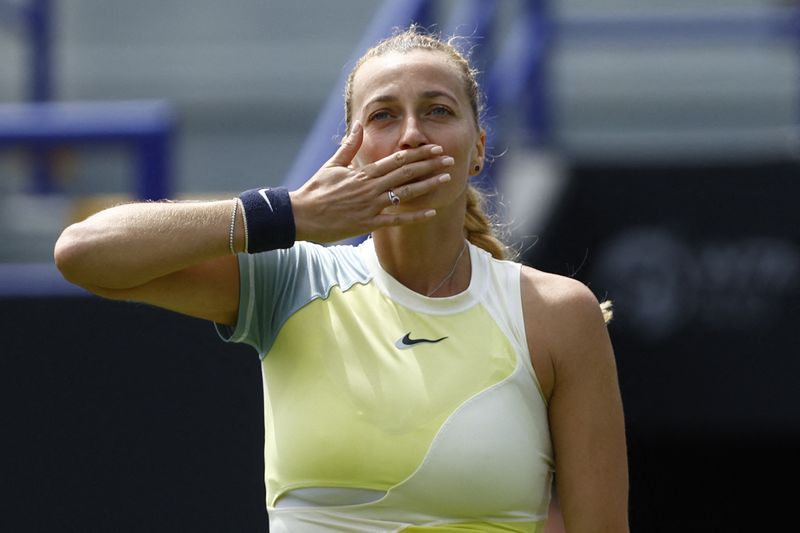 © Reuters. L'émotion de Petra Kvitova après sa victoire en finale du tournoi d'Eastbourne contre Jelena Ostapenko./Photo prise le 25 juin 2022/REUTERS/ANDREW BOYERS