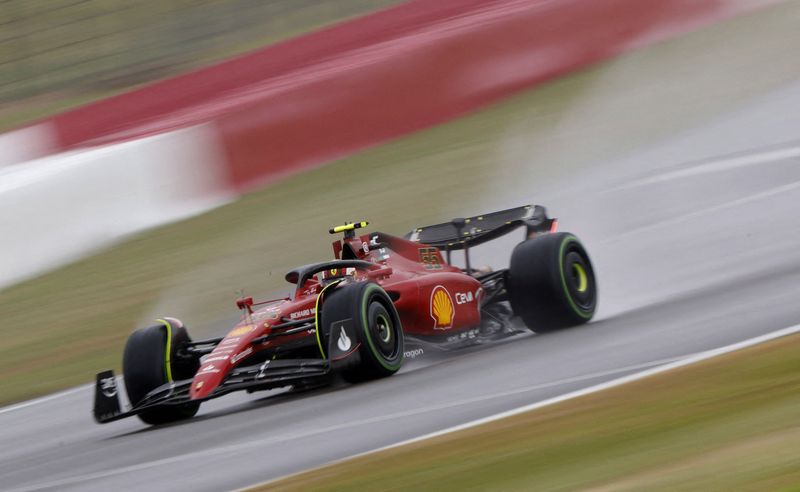 © Reuters. L'Espagnol Carlos Sainz s'élancera pour la première fois de sa carrière en première position d'un Grand Prix demain sur le circuit de Silverstone. /Photo prise le 2 juillet 2022/REUTERS/Peter Cziborra