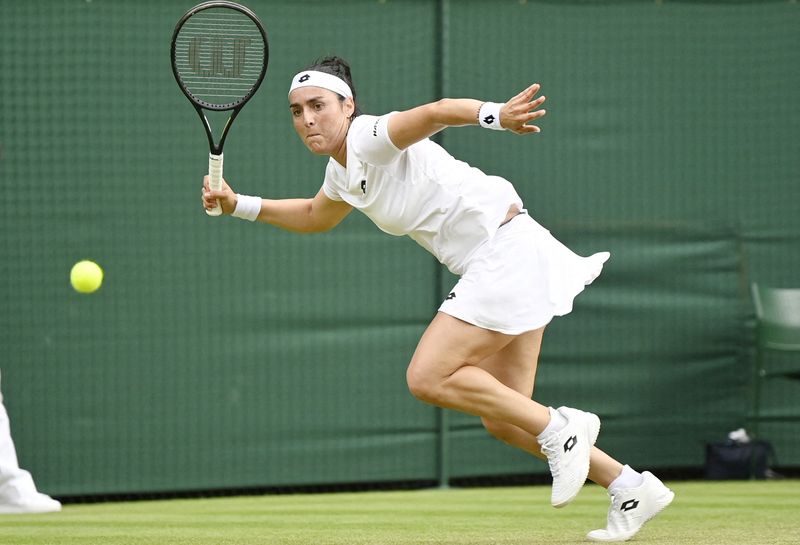 © Reuters. Ons Jabeur n'a toujours pas concédé de set dans ce Wimbledon. /Photo prise le 3 juillet 2022/REUTERS/Toby Melville