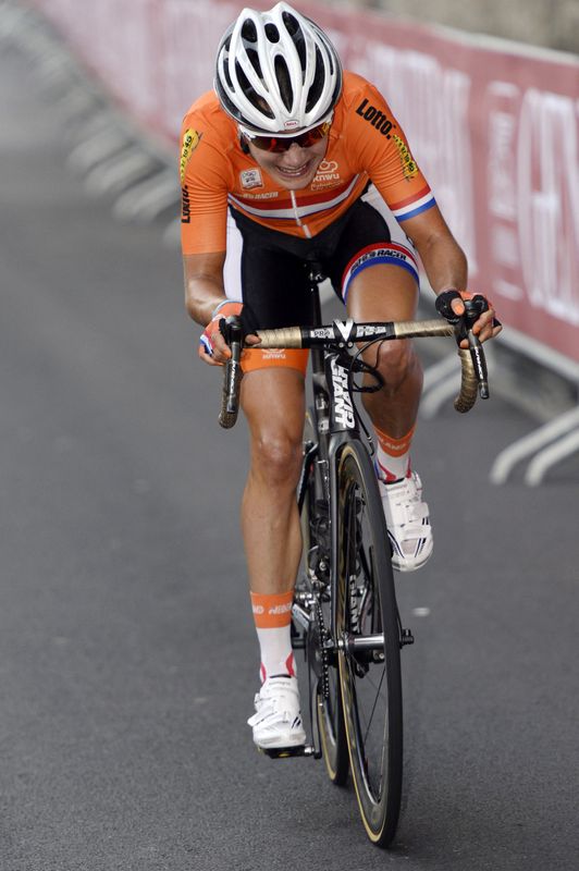 © Reuters. Marianne Vos signe sa 2ème victoire d'étape sur ce Giro/Photo prise le 28 septembre 2013/REUTERS/POOL New