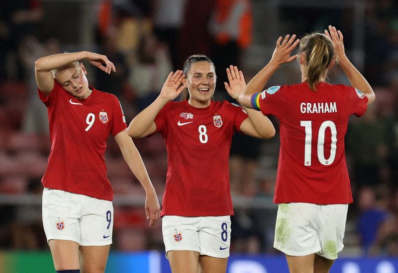 © Reuters. Les Norvégiennes prennent la première place de leur pour devant l'Angleterre, leur prochain adversaire./Photo prise le 7 juillet 2022/REUTERS/BERNADETT SZABO
