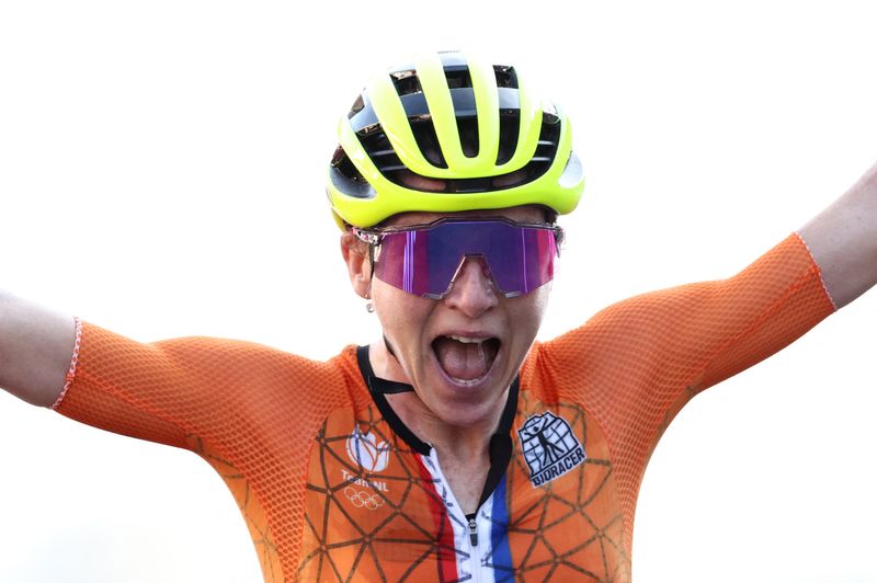 © Reuters. Annemiek Van Vleuten signe à son tour sa 2ème victoire sur ce Giro/Photo prise le 25 juillet 2021/REUTERS/Christian Hartmann