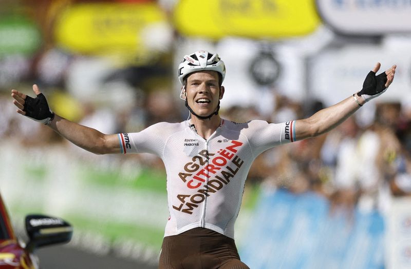 © Reuters. Après un succès sur le Giro en 2017, Bob Jungels a remporté à Châtel sa deuxième victoire d'étape sur un Grand Tour. /Photo prise le 10 juillet 2022/REUTERS/Gonzalo Fuentes