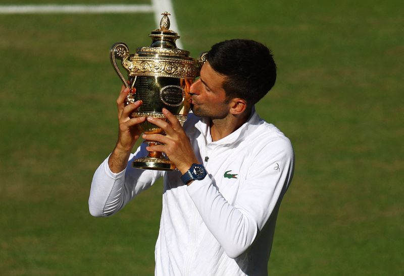 &copy; Reuters. Novak Djokovic a remporté une 28e victoire de suite à Wimbledon ce dimanche en battant l'Australien Nick Kyrgios. /Photo prise le 10 juillet 2022/REUTERS/Hannah Mckay