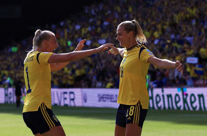 &copy; Reuters. Belle performance des Suédoises qui ont remporté une victoire importante pour la qualification en quart de finale./Photo prise le 13 juillet 2022/REUTERS/LEE SMITH