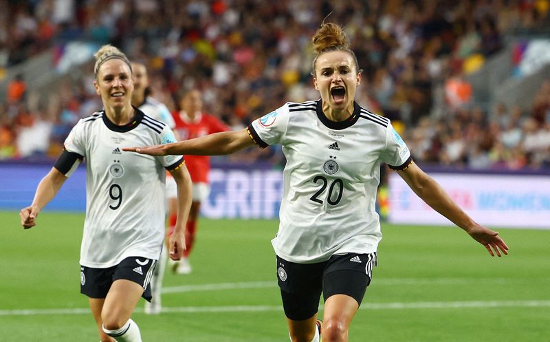 © Reuters. Lina Magull a inscrit le premier but de son équipe lors de la victoire de l'Allemagne contre l'Autriche./Photo prise le 21 juillet 2022/REUTERS/LISI NIESNER