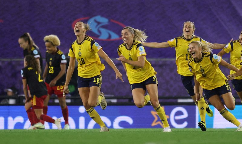 © Reuters. Linda Sembrant a marqué le but de la qualification dans le temps additionnel pour la Suède. /Photo prise le 22 juillet 2022/REUTERS/LEE SMITH