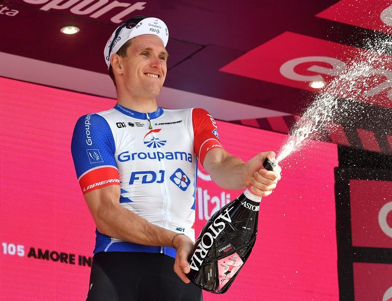© Reuters. Arnaud Démare célébrant sa victoire sur la 13ème étape du Giro 2022/Photo prise le 20 mai 2022/REUTERS/Jennifer Lorenzini