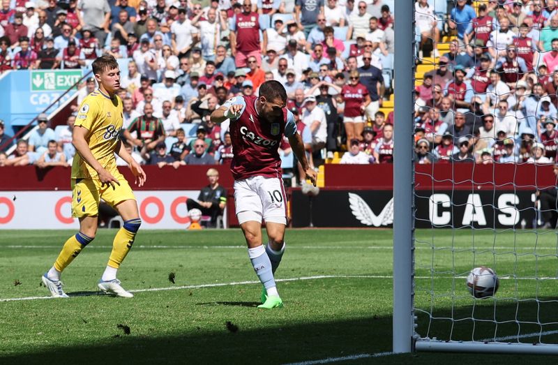 &copy; Reuters. Emiliano Buendia a inscrit le second but d'Aston Villa pour la première victoire de son équipe cette saison./Photo prise le 13 août 2022/REUTERS/CARL RECINE
