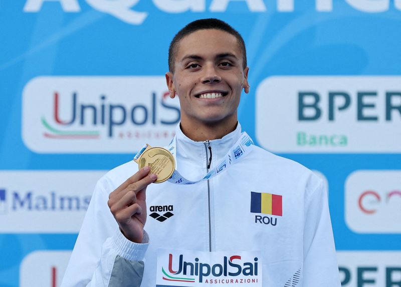 © Reuters. Le jeune Romain de 17 ans David Popovivi a battu le record du monde de 100 m nage libre établit en 2009./Photo prise le 13 août 2022/REUTERS/ANTONIO BRONIC