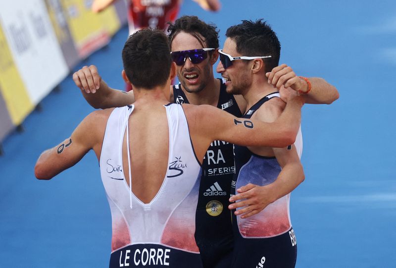 © Reuters. Magnifique performance des Français en triathlon qui finissent aux trois premières places./Photo prise le 13 août 2022/REUTERS/KAI PFAFFENBACH