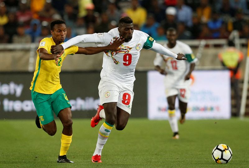 © Reuters. Mbaye Niang compte 23 sélections pour 4 buts/Photo prise le 10 novembre 2017/REUTERS/Siphiwe Sibeko