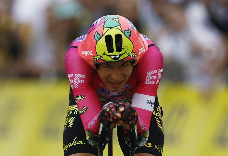 © Reuters. Stefan Bissegger remporte le contre la montre des championnats d'Europe pour moins d'une seconde devant Kung./Photo prise le 1 juillet 2022/REUTERS/Gonzalo Fuentes