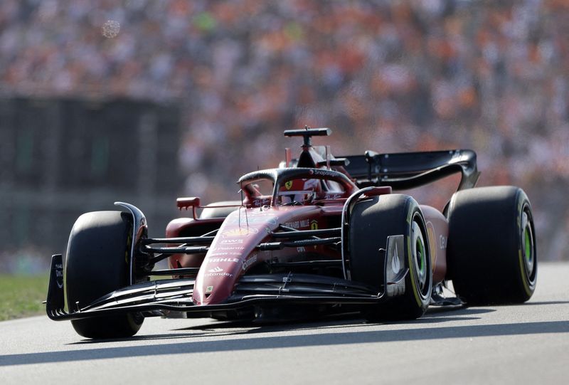 © Reuters. Charles Leclerc a dominé la deuxième séance d'essais libres, juste devant son coéquipier espagnol Carlos Sainz. /Photo prise le 2 septembre 2022/REUTERS/Piroschka Van De Wouw