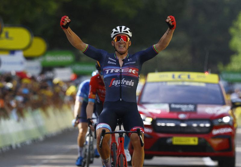 © Reuters. Avec 379 points au compteur et sauf incident, Mads Pedersen est assuré de remporter le maillot vert de ce Tour d'Espagne. /Photo prise le 15 juillet 2022/REUTERS/Gonzalo Fuentes