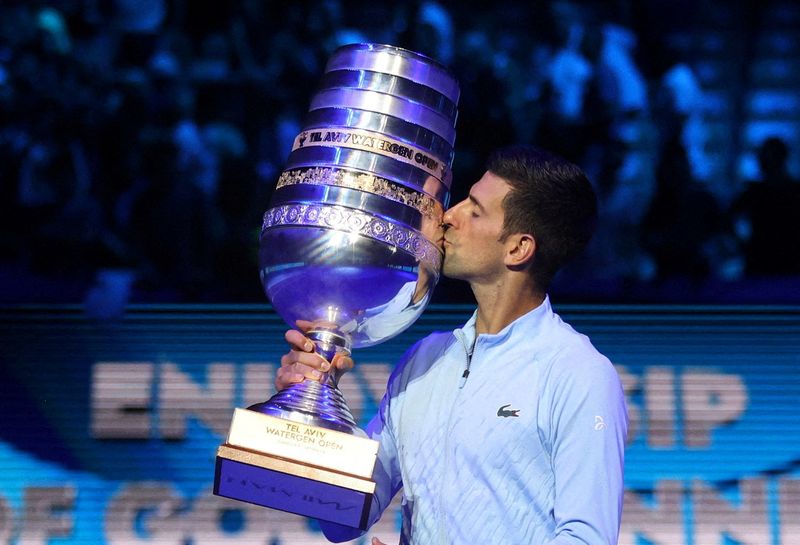 &copy; Reuters. Après Rome et Wimbledon, Novak Djokovic a remporté à Tel Aviv son troisième titre de la saison. /Photo prise le 2 octobre 2022/REUTERS/Nir Elias