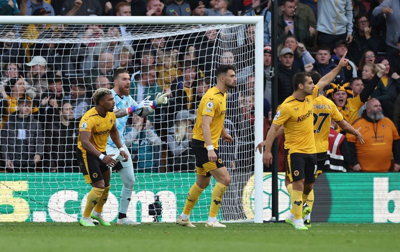 &copy; Reuters. Jose Sa a arrêté un penalty pour les Wolves, offrant ainsi la victoire à son équipe./Photo prise le 15 octobre 2022/REUTERS/PHIL NOBLE