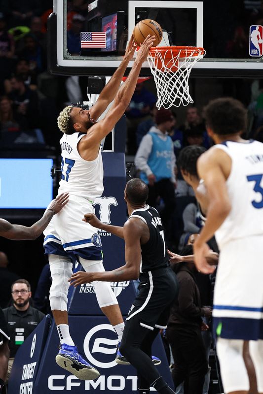 &copy; Reuters. Premier double-double pour Rudy Gobert avec sa nouvelle équipe, 23 points et 16 rebonds./Photo prise le 15 octobre 2022/REUTERS/Matt Krohn