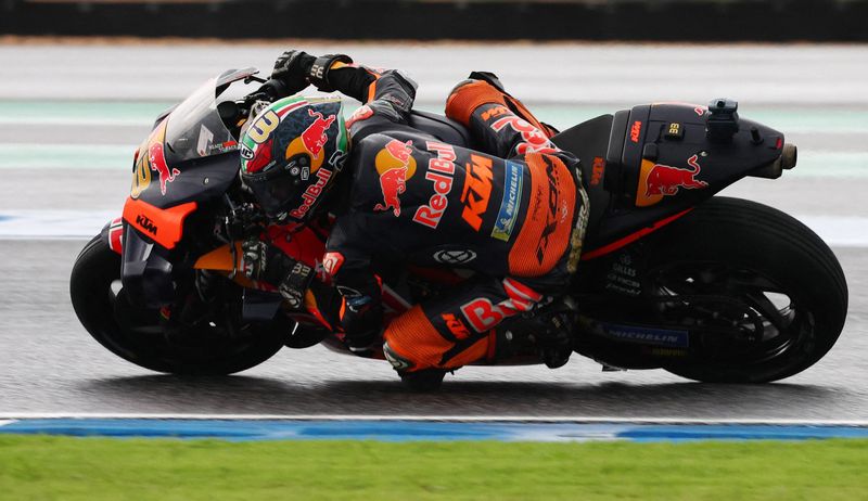 © Reuters. Brad Binder a dominé la première séance d'essais libres avec un temps en 1'59''479. /Photo prise le 2 octobre 2022/REUTERS/Athit Perawongmetha