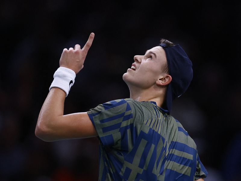 &copy; Reuters. Premier Masters 1000 pour Rune qui a battu Djokovic en finale de Paris-Bercy./Photo prise le 6 novembre 2022/REUTERS/CHRISTIAN HARTMANN