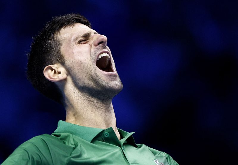 © Reuters. Novak Djokovic a égalé Roger Federer en remportant son 6e Masters. Le Serbe s'adjuge également le 91e titre de sa carrière. /Photo prise le 18 novembre 2022/REUTERS/Guglielmo Mangiapane
