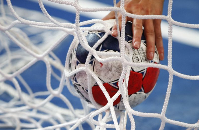 © Reuters. Les Norvégiennes ont su renverser les Danoises en fin de match pour conserver leur titre de championne d'Europe. /Photo prise le 1 août 2012/REUTERS/Marko Djurica
