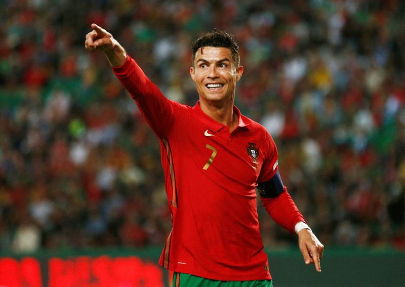 &copy; Reuters. Auteur d'un but sur penalty, Cristiano Ronaldo devient le premier joueur à marquer lors de cinq coupes du monde différentes./Photo prise le 5 juin 2022/REUTERS/PEDRO NUNES