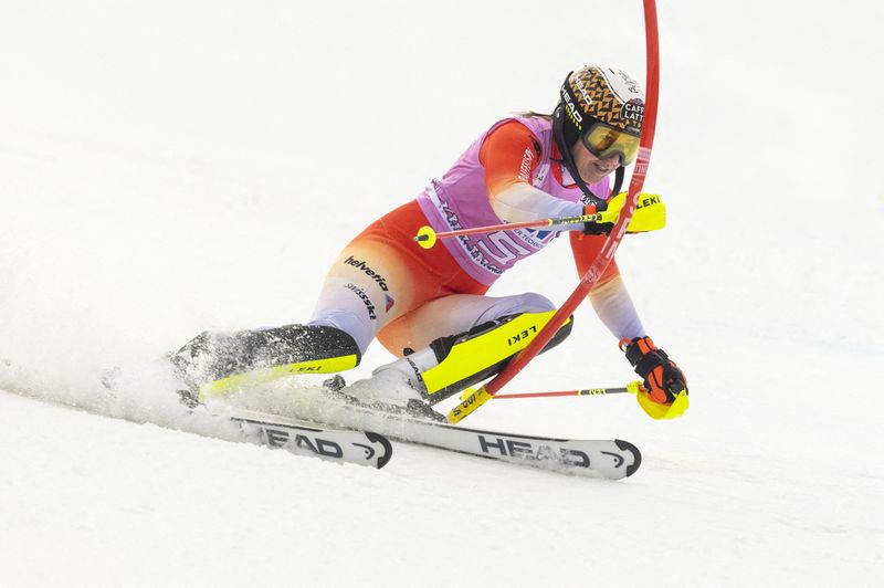 &copy; Reuters. Wendy Holdener a décroché sa première victoire en slalom en Coupe du monde, tout comme Anna Swenn Larsson/Photo prise le 27 novembre 2022/REUTERS/Erich Schlegel