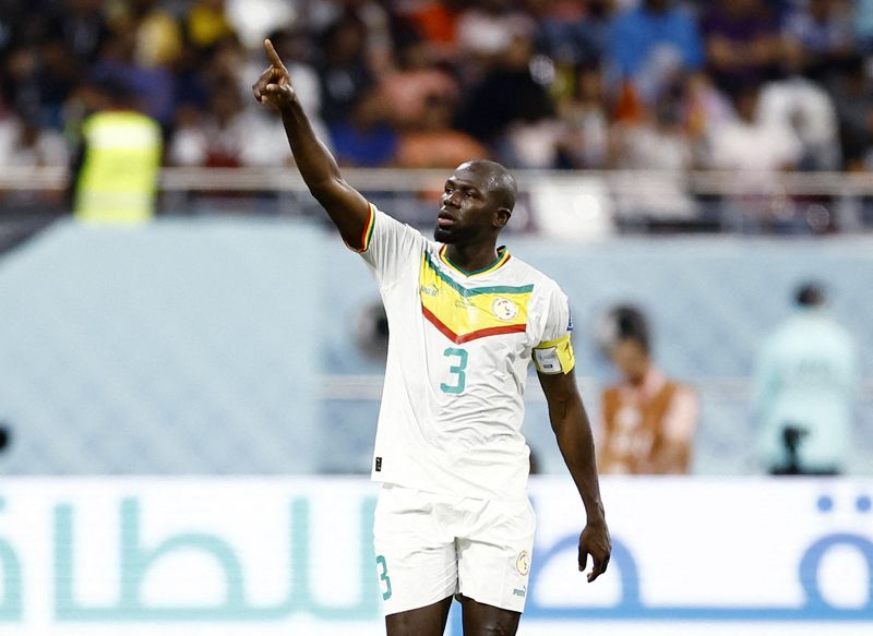 © Reuters. Kalidou Koulibaly a inscrit son premier but en Coupe du monde pour permettre au Sénégal de se qualifier pour les huitièmes de finale. /Photo prise le 29 novembre 2022/REUTERS/Stephane Mahe