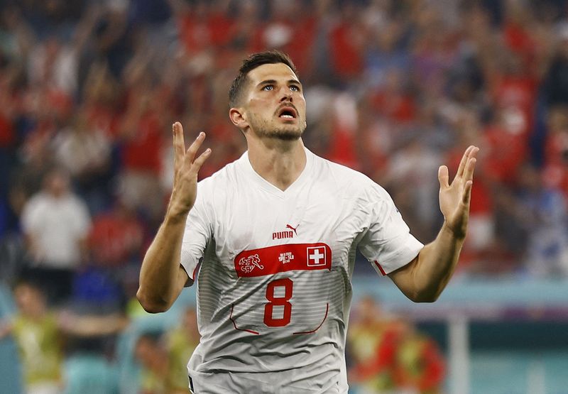 © Reuters. Remo Freuler a inscrit son 6e but en sélection nationale pour permettre à la Suisse de l'emporter face à la Serbie. /Photo prise le 2 décembre 2022/REUTERS/Suhaib Salem