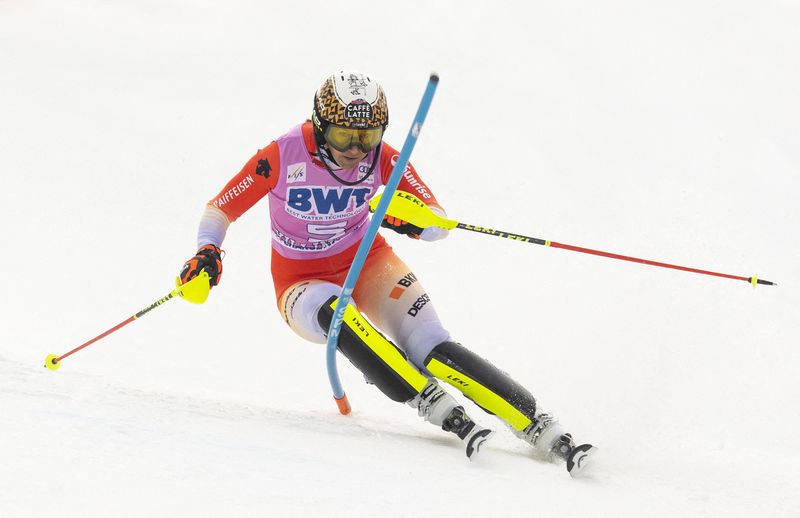 © Reuters. Wendy Holdener est en tête du classement du slalom, à égalité avec Mikaela Shiffrin/Photo prise le 27 novembre 2022/REUTERS/Erich Schlegel