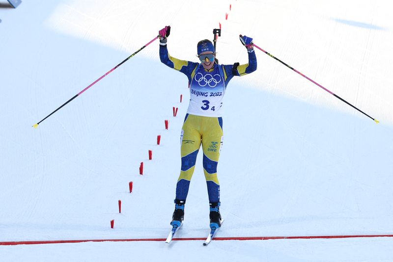 © Reuters. La Suédoise Elvira Oeberg s'est adjugée la 5e victoire de sa carrière en Coupe du monde. /Photo prise le 16 février 2022/REUTERS/Kim Hong-Ji