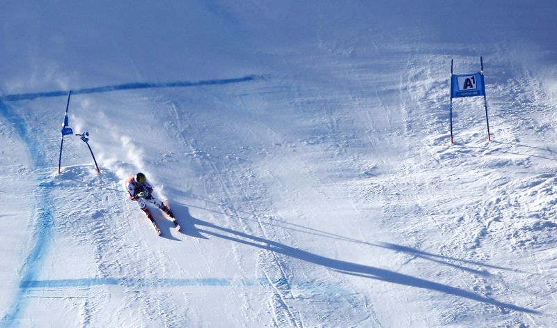 &copy; Reuters. 77e victoire en Coupe du monde pour Mikaela Shiffrin après son succès sur le Super-G de Saint-Moritz./Photo prise le 22 janvier 2016/REUTERS/Leonhard Foeger