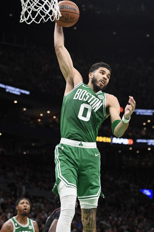 © Reuters. Jaysob Tatum a contribué à la victoire des Celtics en inscrivant 29 points, 11 rebonds et une passe décisive. /Photo prise le 30 décembre 2022/REUTERS/USA Today Sports