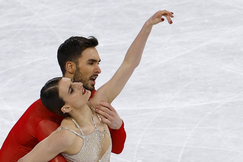 © Reuters. Gabriella Papadakis et Guillaume Cizeron ont décroché leur première médaille d'or olympique aux JO de Pékin.      /Photo prise le 14 février 2022/REUTERS/Evgenia Novozhenina