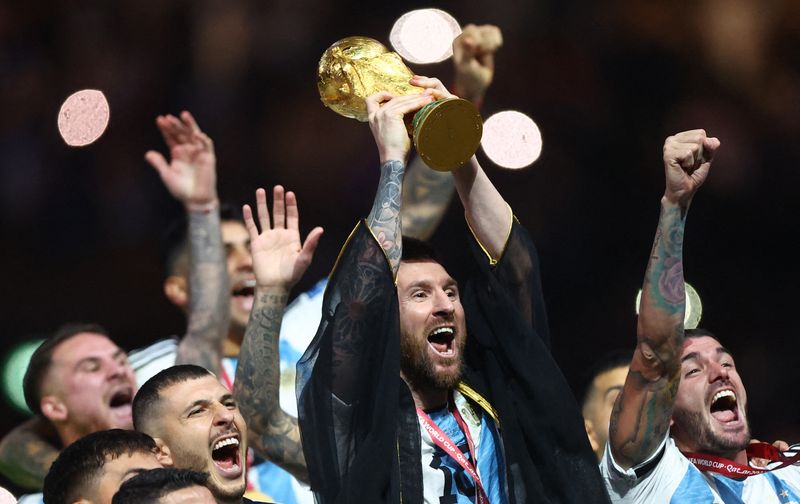 &copy; Reuters. Lionel Messi et ses coéquipiers soulèvent le trophée après leur victoire face aux Bleus.  /Photo prise le 18 décembre 2022/REUTERS/Hannah Mckay