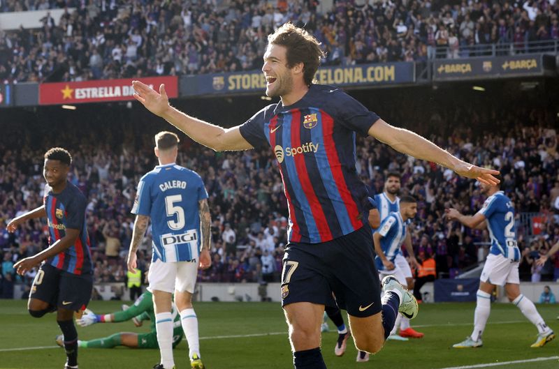 © Reuters. Marcos Alonso a marqué son premier but en Liga cette saison mais Barcelone a concédé le match nul face à l'Espanyol.  /Photo prise le 31 décembre 2022/REUTERS/Albert Gea